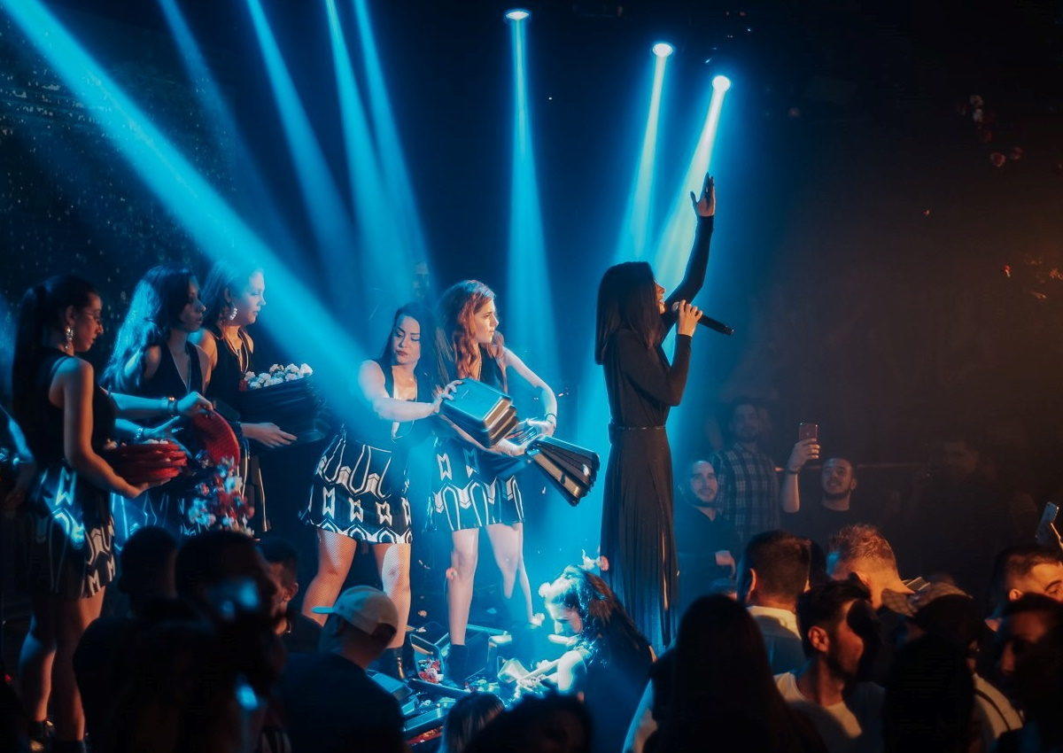 Λένα Ζευγαρά: Ξεκίνησε εμφανίσεις στην Αθήνα και προκάλεσε ντελίριο στην πρεμιέρα της!