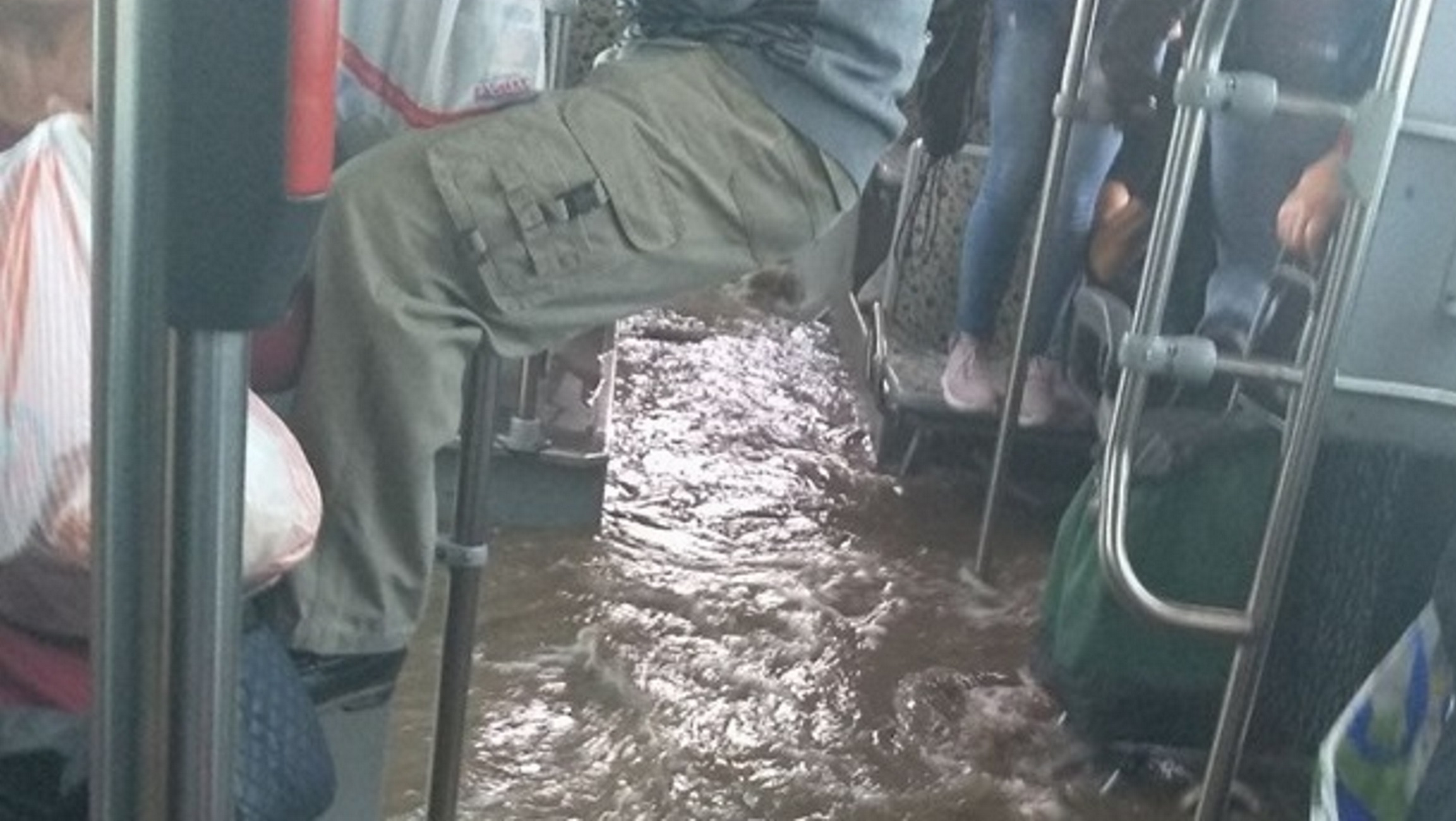 Πλημμύρισε λεωφορείο στον Ασπρόπυργο! Απίστευτες εικόνες – video