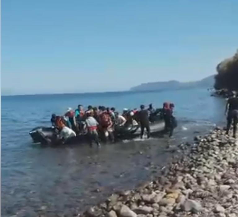Λέσβος: Η στιγμή που φτάνουν βάρκες με μετανάστες στη Συκαμιά