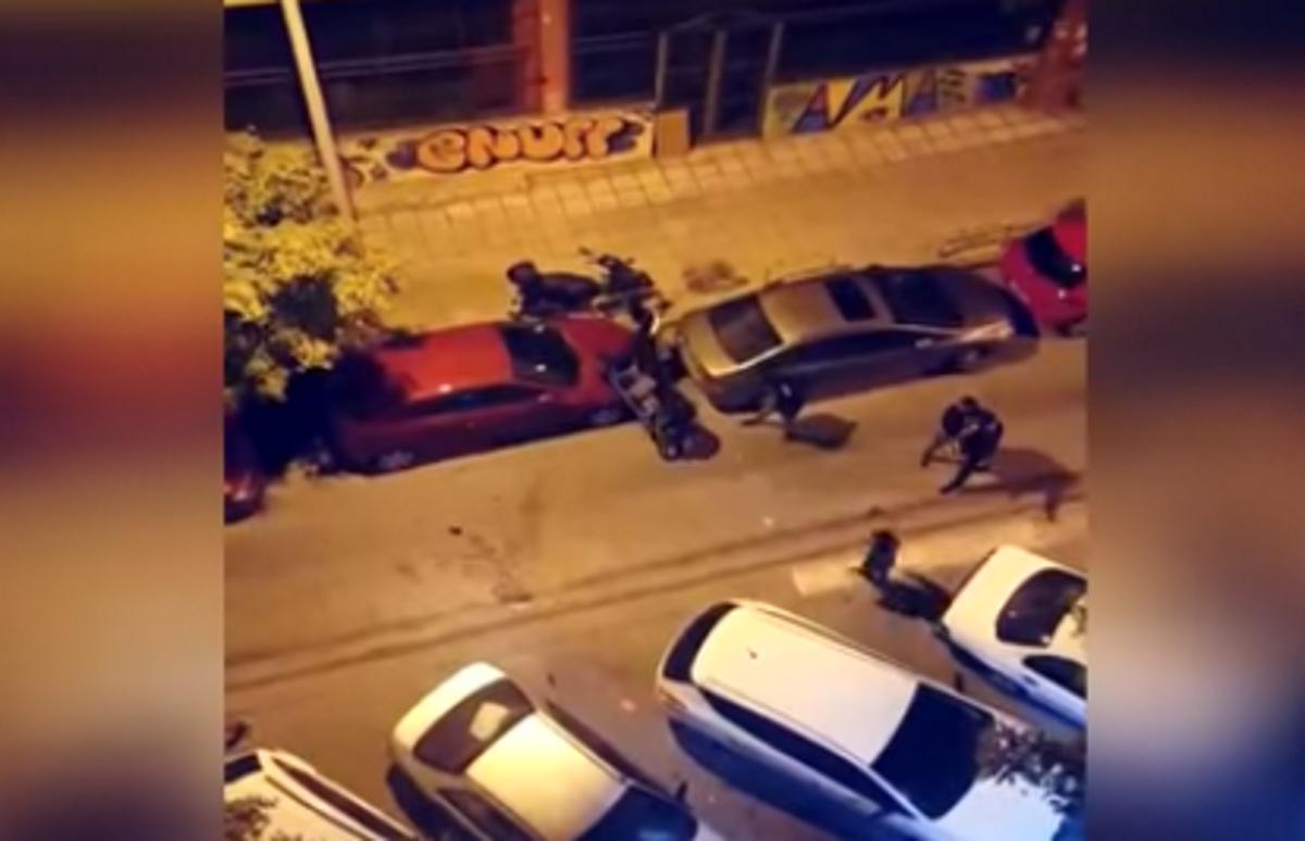 Θεσσαλονίκη: Βγήκε στο μπαλκόνι και κατέγραψε την άγρια ληστεία με ρόπαλα, μπουνιές και κλωτσιές – video