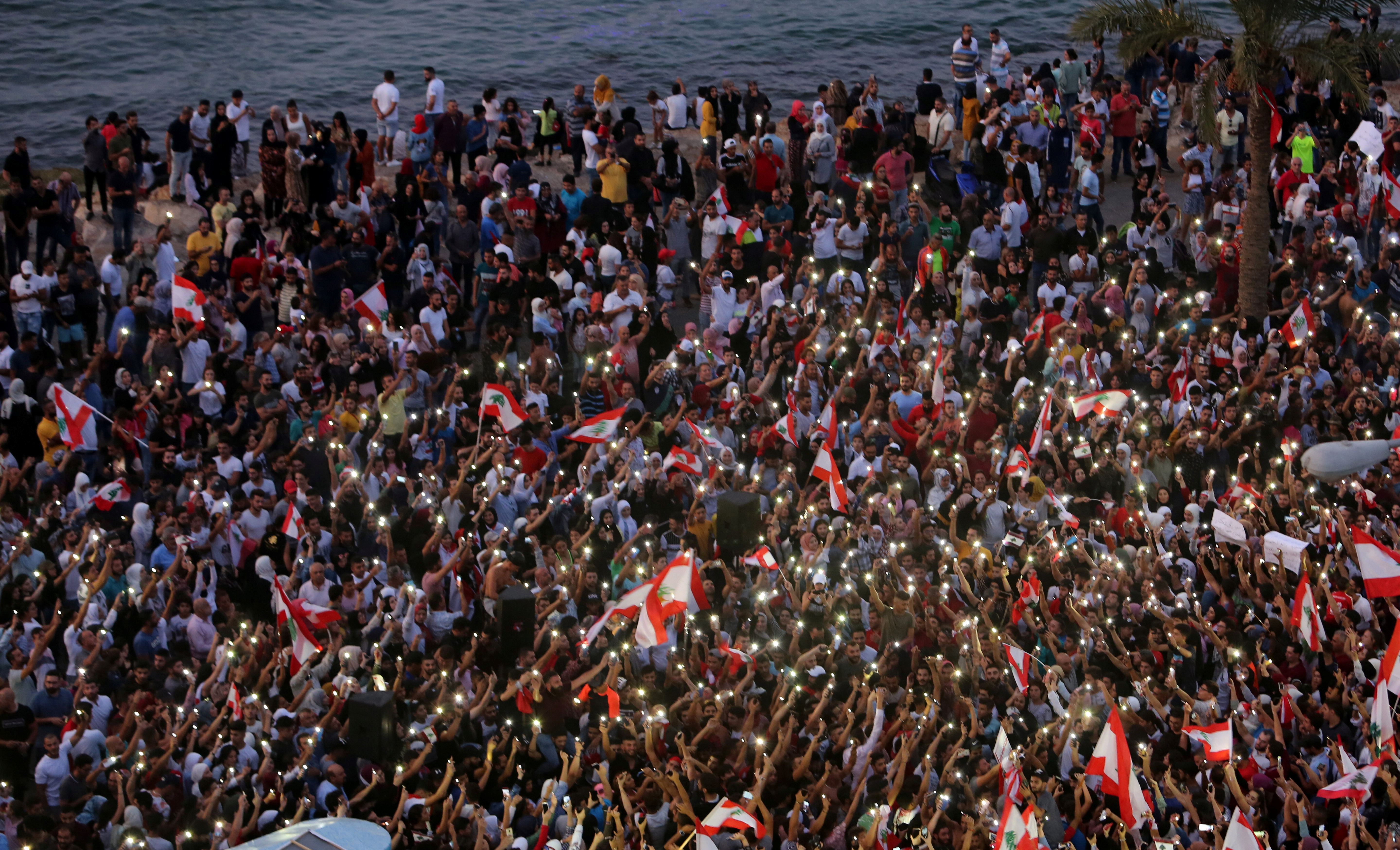 Λίβανος: Μαζικές διαδηλώσεις σε όλη την χώρα – Κλειστά τα πάντα στην Βηρυτό [pics]