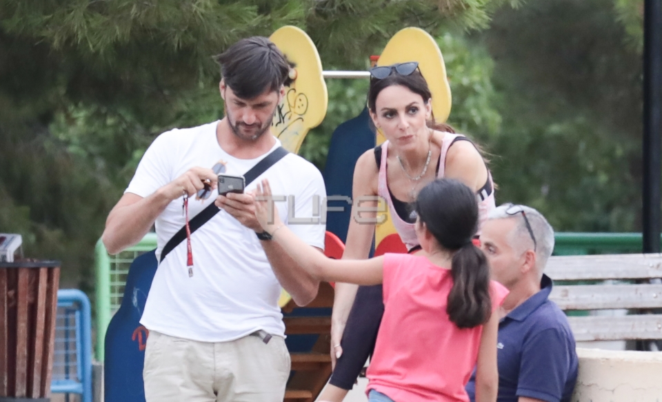 Με τα παιδιά στην παιδική χαρά ο Δημήτρης Μάζης και η Μπέττυ Μαγγίρα!