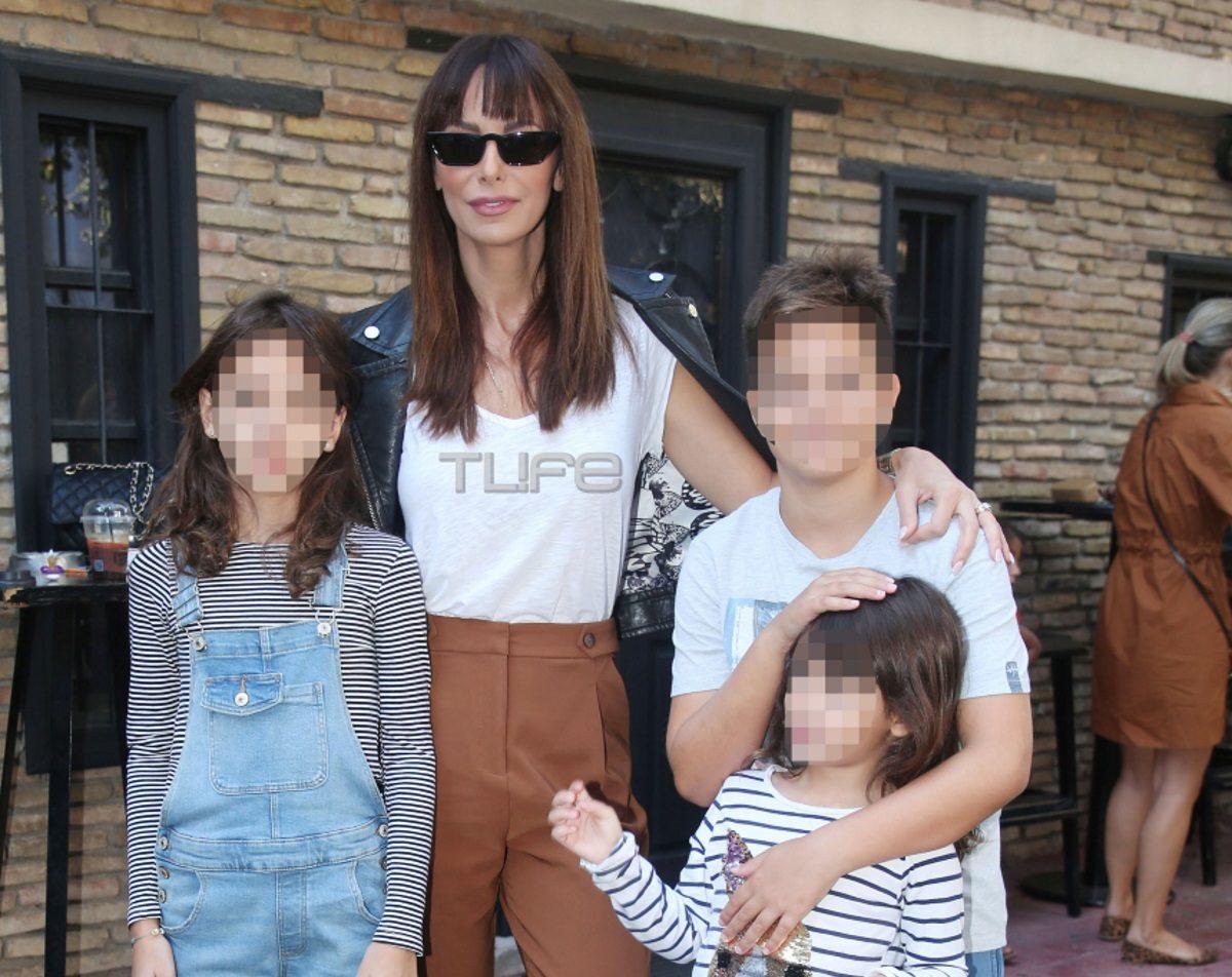 Μπέττυ Μαγγίρα: Συνόδευσε τις κόρες της σε παιδική παράσταση και ξεχώρισε με το στιλ της!