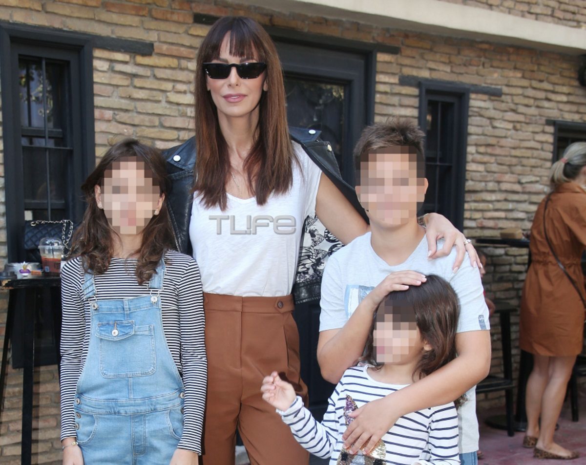 Μπέττυ Μαγγίρα: Συνόδευσε τις κόρες της σε παιδική παράσταση και ξεχώρισε με το στιλ της!