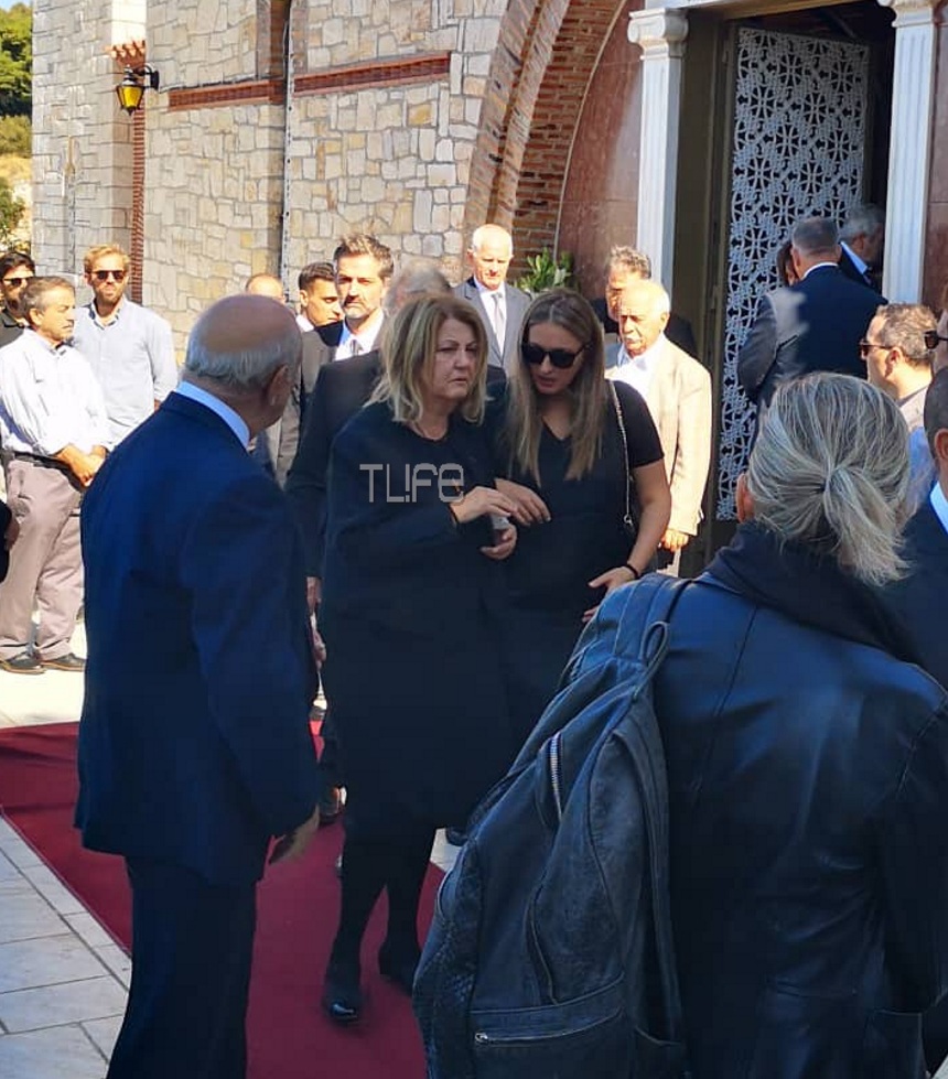 Συντετριμμένοι οι γονείς της Σοφίας Κοκοσαλάκη στο τελευταίο αντίο