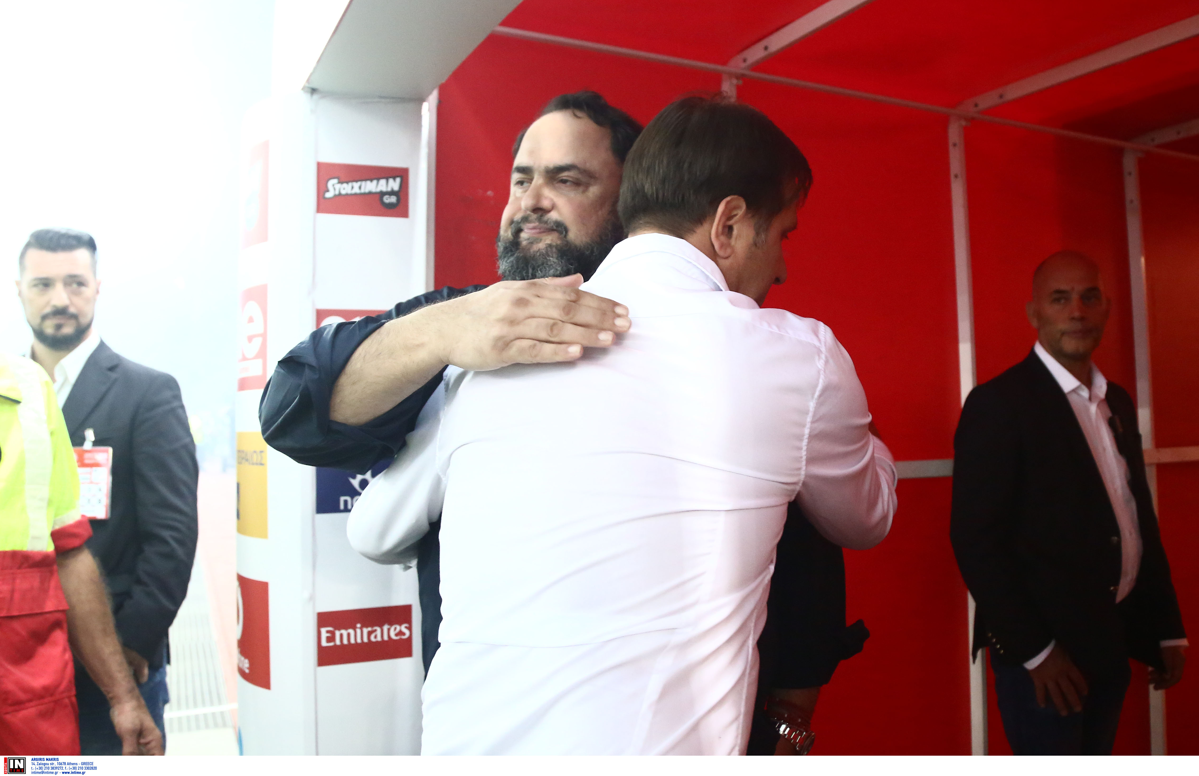 Ολυμπιακός: Αγκαλιά Μαρινάκης και Μαρτίνς μετά τη νίκη επί της ΑΕΚ! [pics]