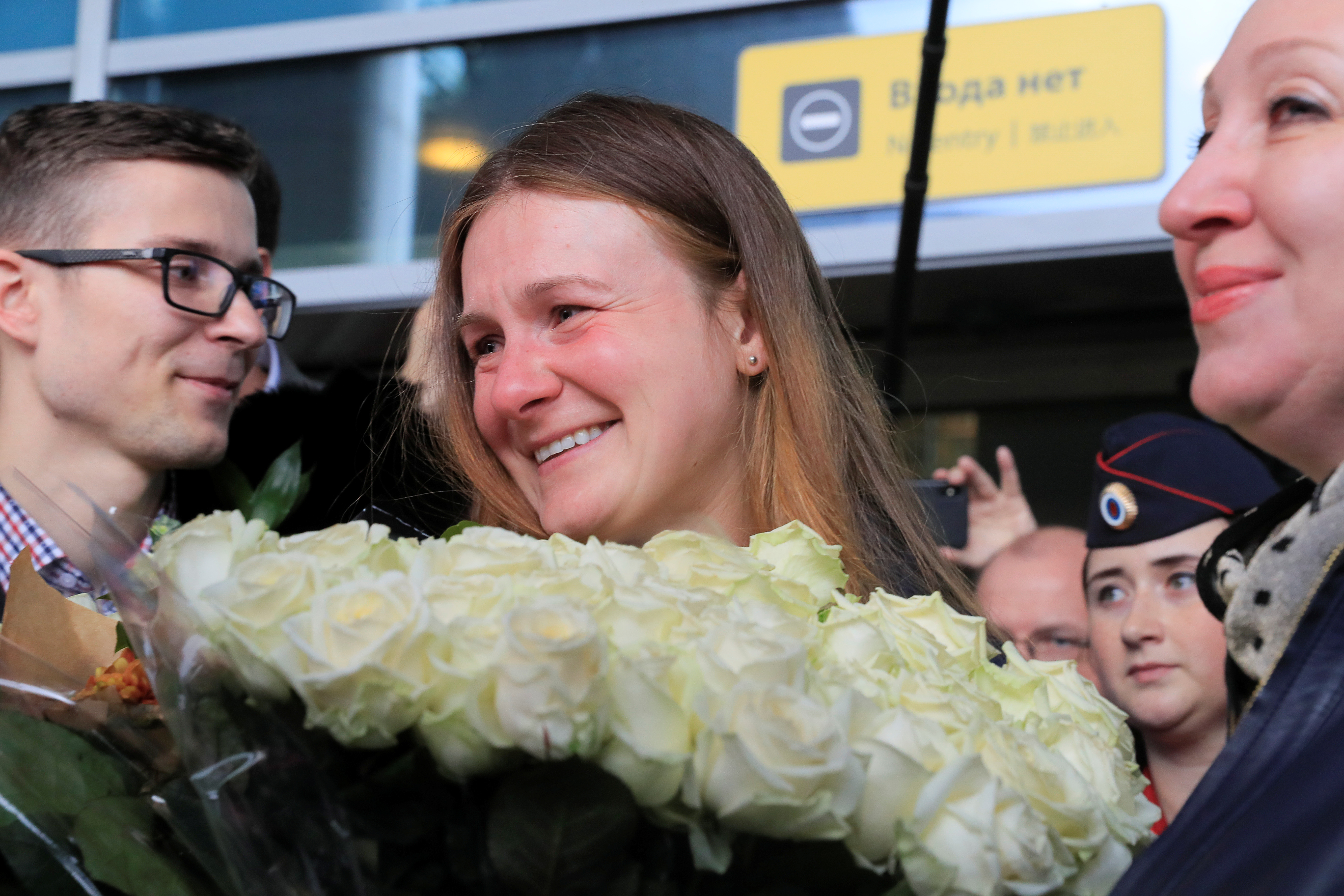 Έφτασε στην Μόσχα η Μαρία Μπούτινα – Λουλούδια και συγκίνηση στο αεροδρόμιο [pics]