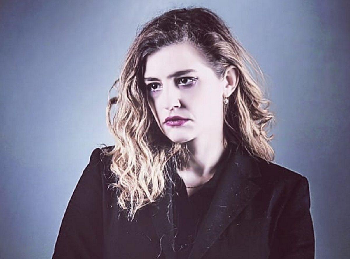 Η καθηλωτική Μαρία Κίτσου μιλά για τον ρόλο της στις “Άγριες Μέλισσες” και τη σχέση της με τον Μίνωα Μάτσα