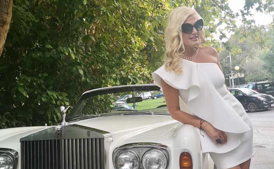Μαρίνα Πατούλη: Ποζάρει οδηγώντας ένα vintage πολυτελές αυτοκίνητο! Φωτογραφίες