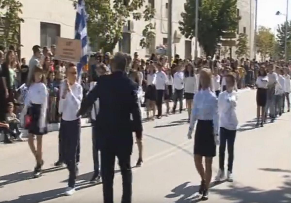 Πτολεμαϊδα: Η στιγμή που καθηγητής σπρώχνει μαθητή κατά τη διάρκεια της παρέλασης – video