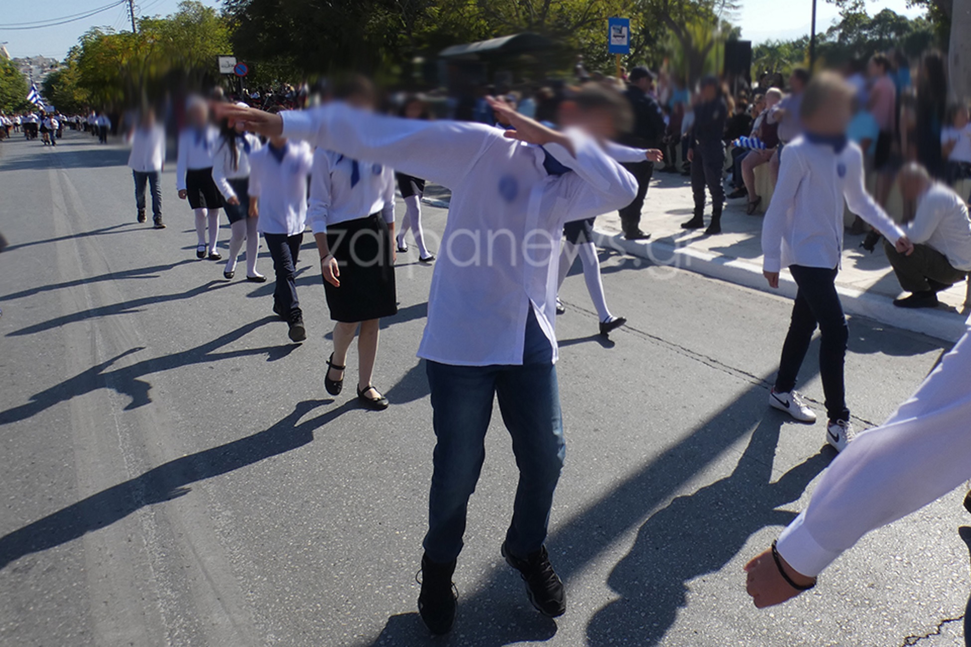 Χανιά: Τους “κούφανε” στη μαθητική παρέλαση – Έκανε DAB μπροστά στην εξέδρα των επισήμων [pics]