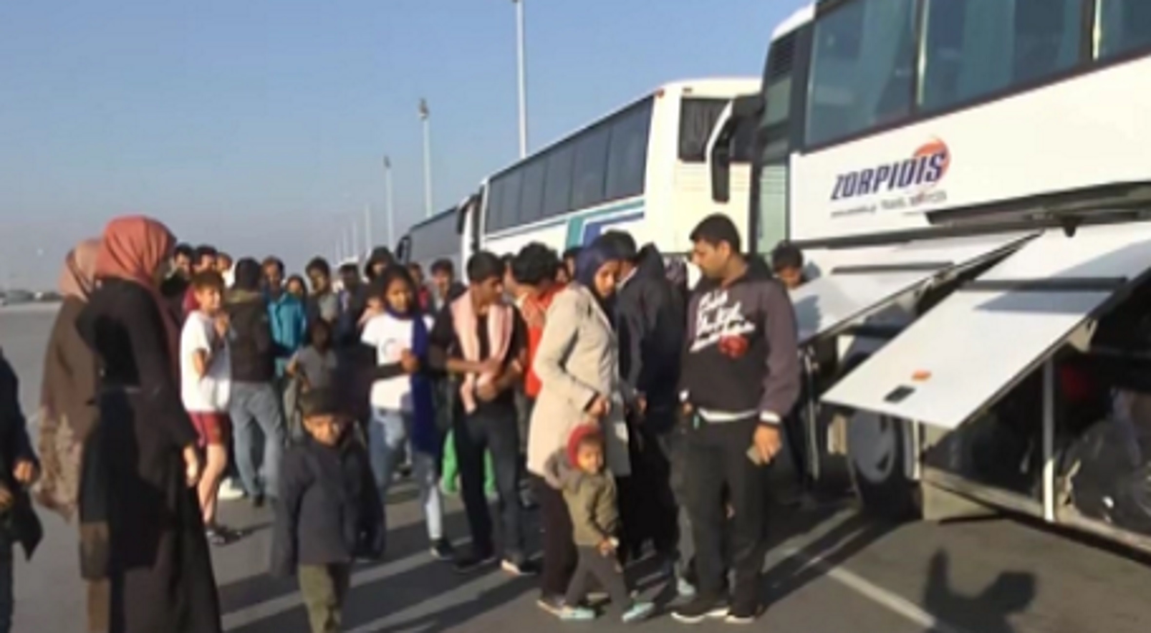 Θεσσαλονίκη: Έδιωξαν πρόσφυγες και μετανάστες στα Βρασνά – Νύχτα έντασης με μπλόκα και μυστικά σχέδια – video