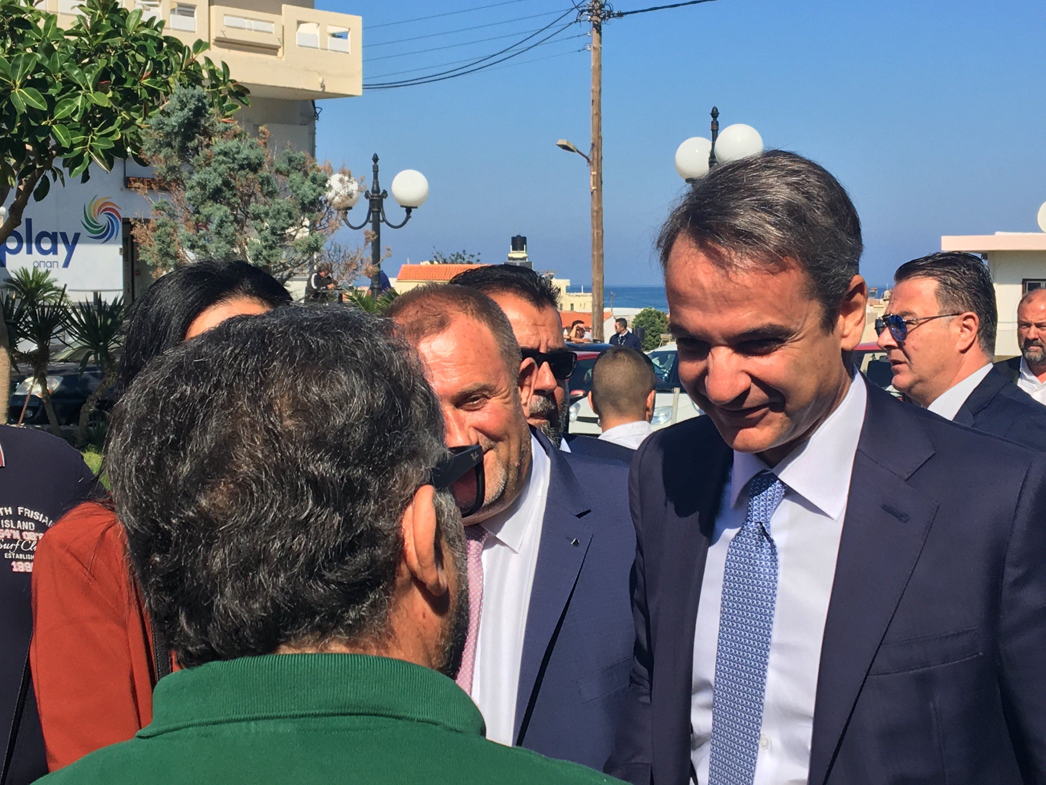 Χανιά: Μαθητική παρέλαση μπροστά στον Κυριάκο Μητσοτάκη – Πλήθος κόσμου στο Καστέλι Κισάμου!