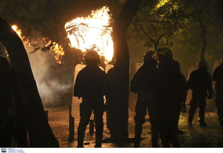 Μολότοφ και τραυματίας αστυνομικός στα Εξάρχεια!