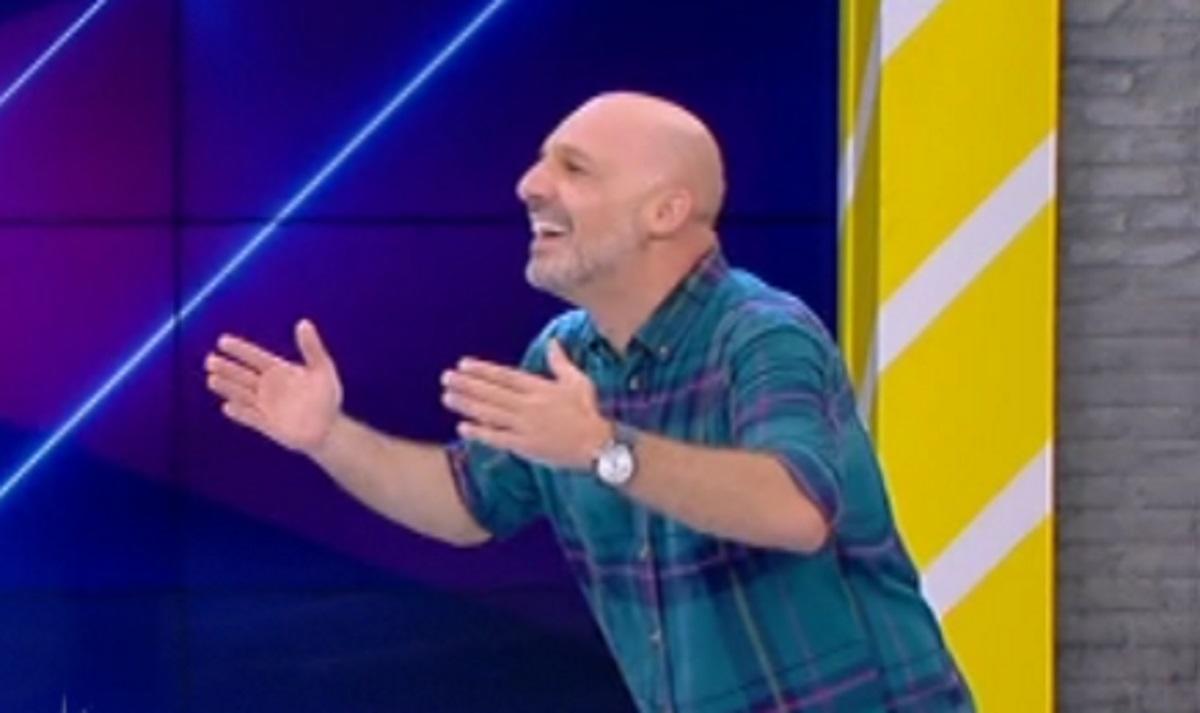 Έπαθε σοκ ο Μουτσινάς στον αέρα της εκπομπής! Η πόρτα άνοιξε και μπήκε μέσα η…