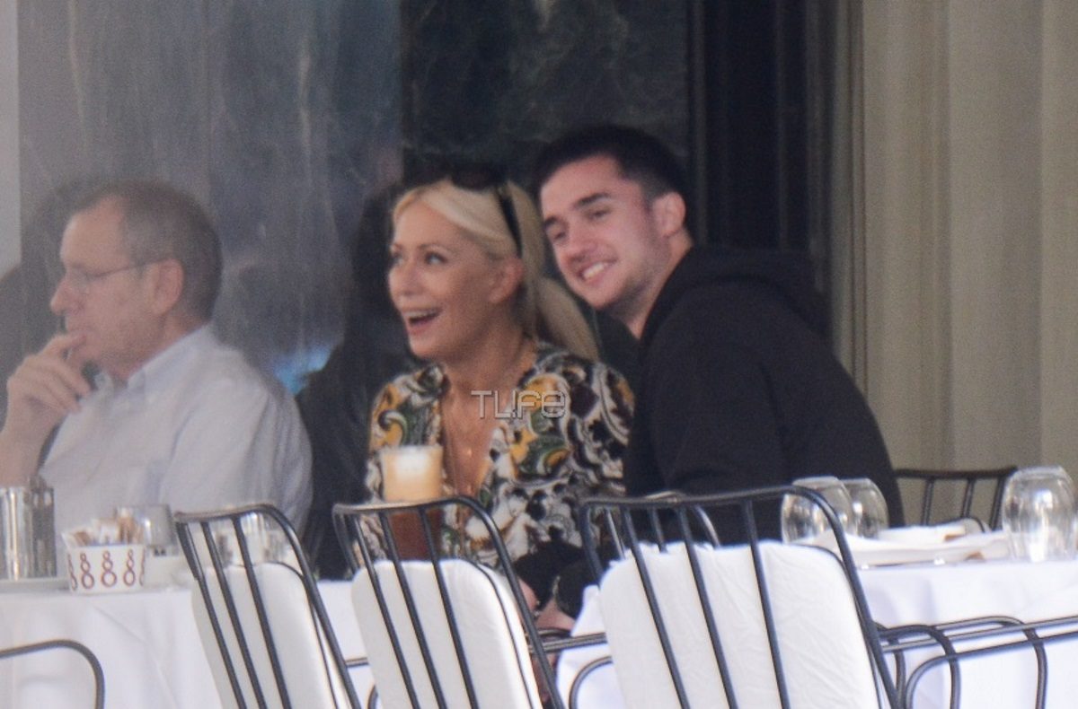 Μαρία Μπακοδήμου: Χαλαρή βόλτα για καφέ μαζί με τον πρωτότοκο γιο της! [pics]