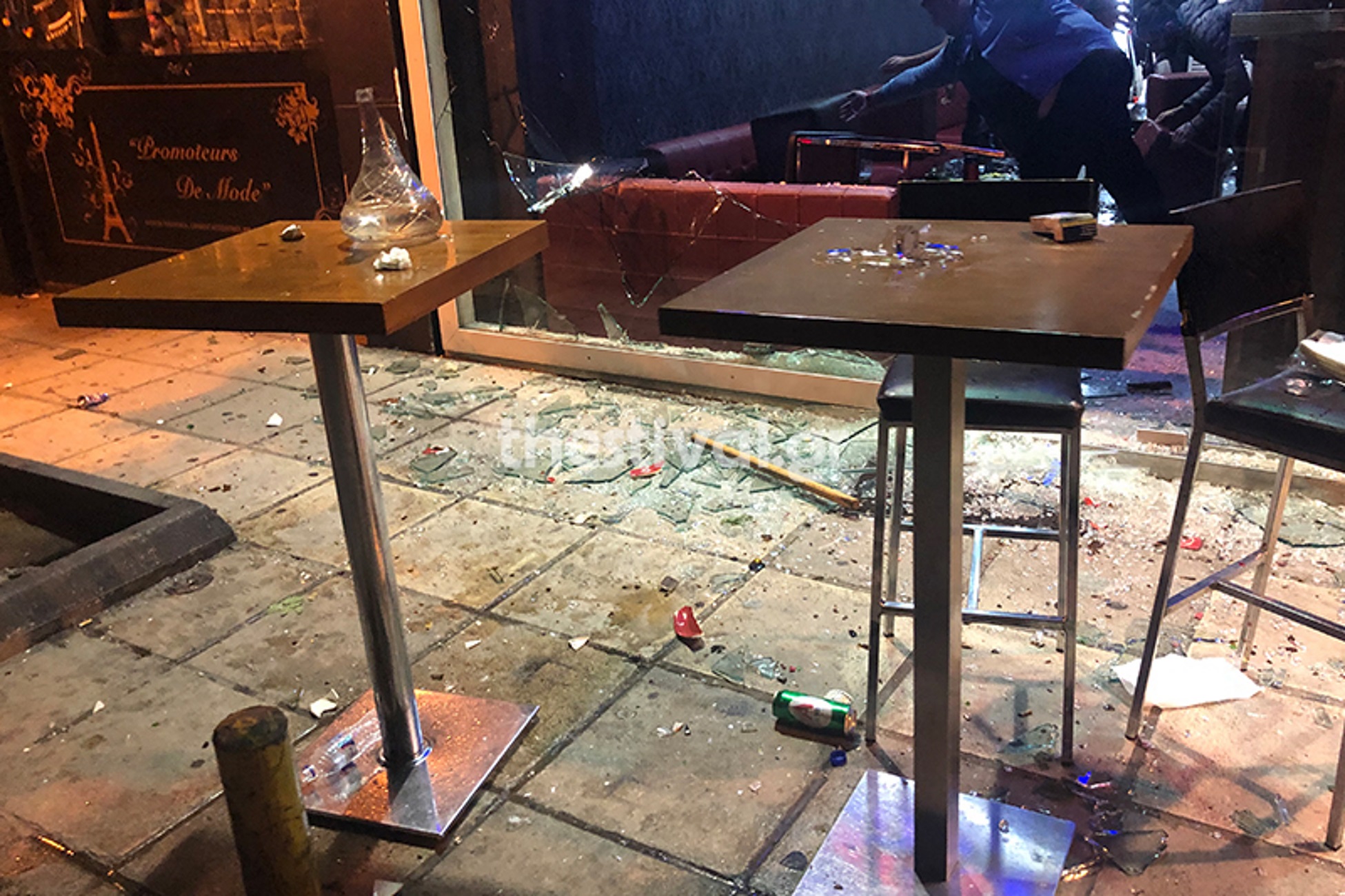 Θεσσαλονίκη: Ξύλο, ζημιές και τραυματίες σε μπαρ – Του έβρισε τη γυναίκα και έγινε ο κακός χαμός [pics, video]