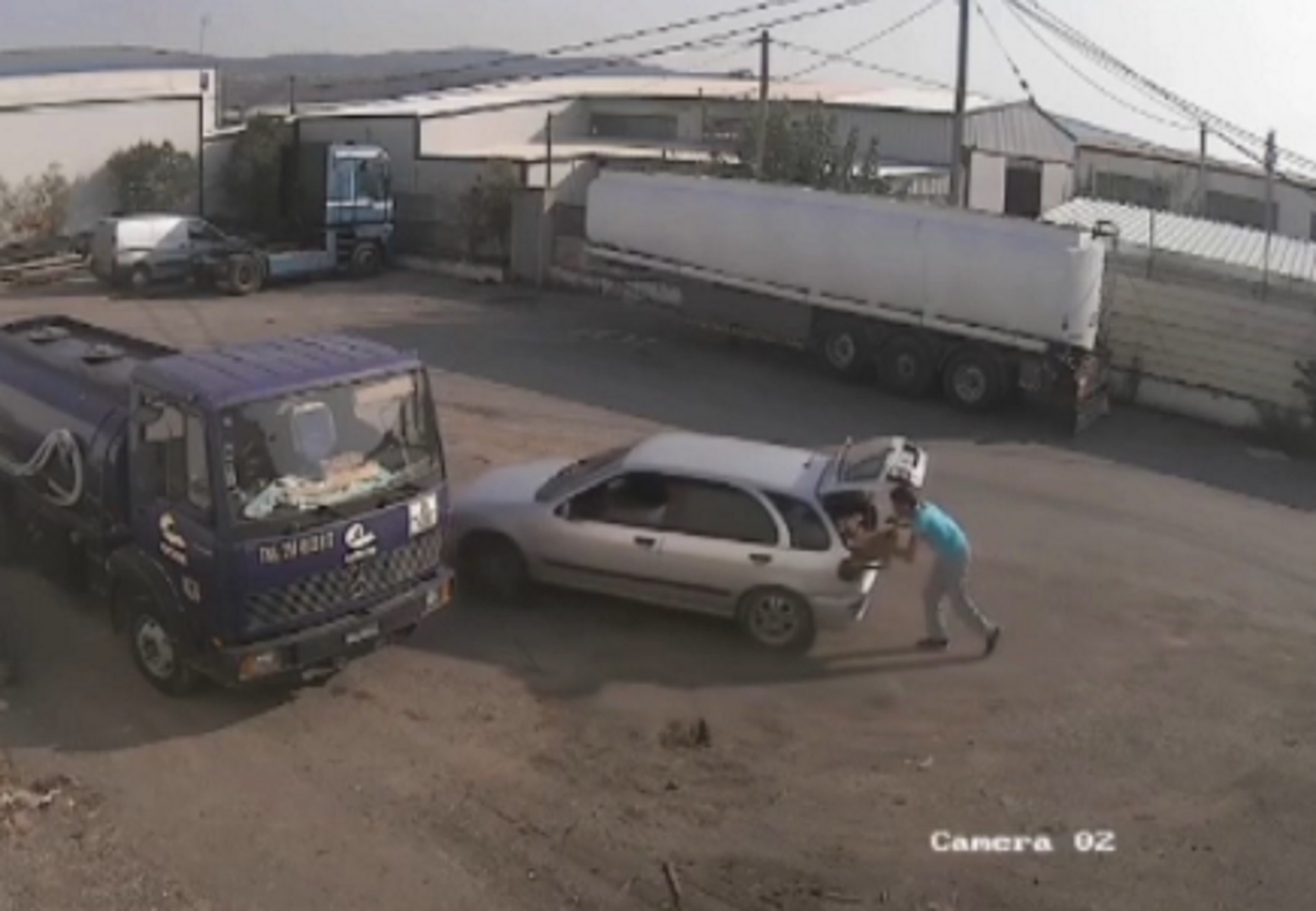 Βίντεο ντοκουμέντο: Έτσι κλέβουν μπαταρίες αυτοκινήτων! Το θύμα “κόλλησε” στο καπό για να σταματήσει τους δράστες