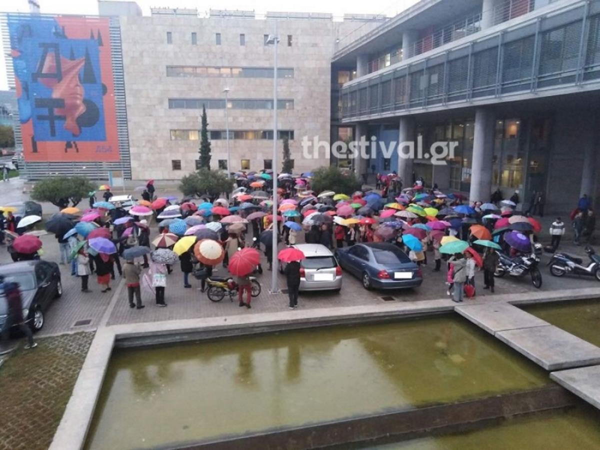 Θεσσαλονίκη: Διαμαρτυρία με ομπρέλες για τα αρχαία του Μετρό