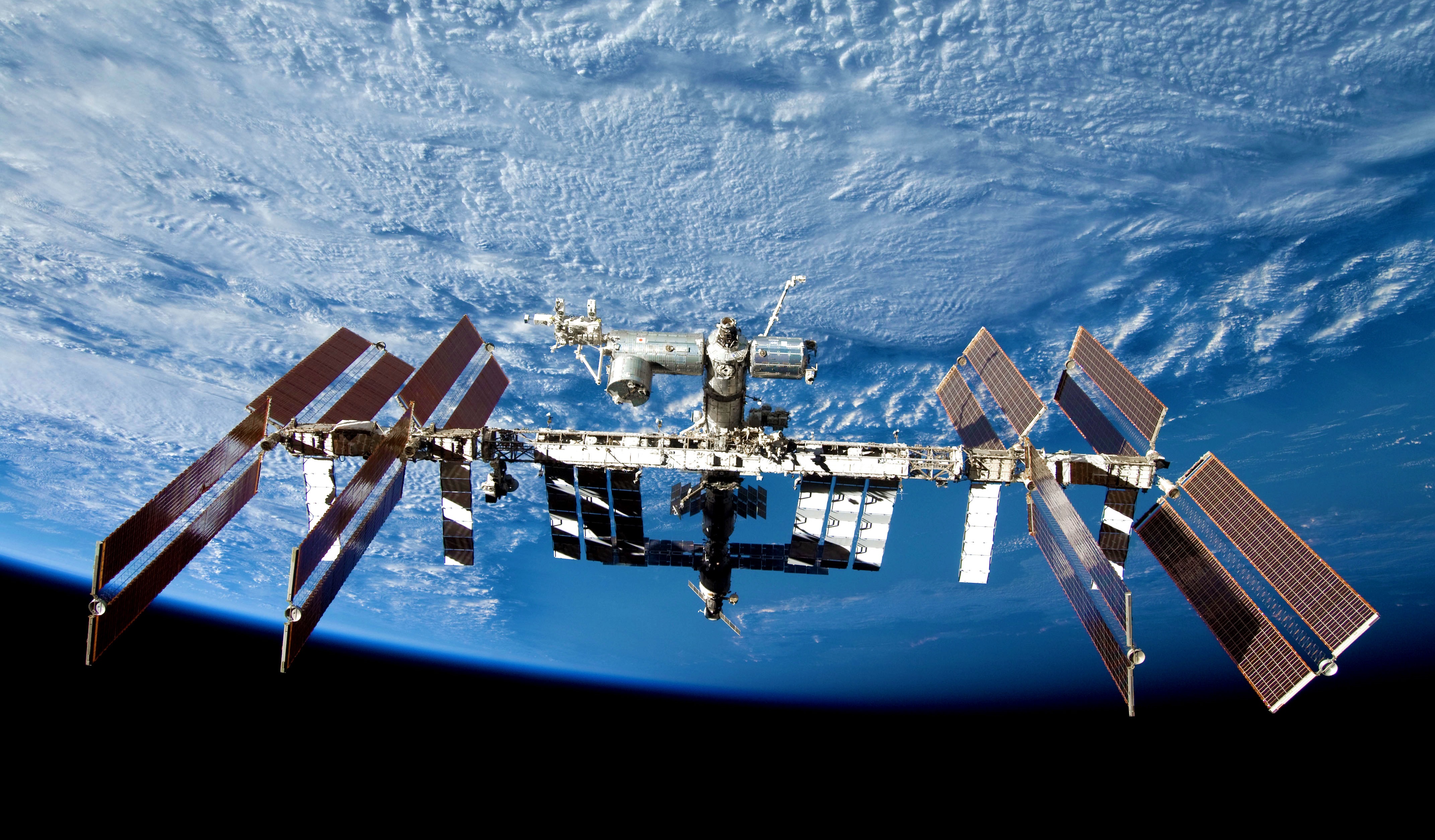 Πεντάωρος περίπατος στο διάστημα για αλλαγή μπαταριών! Η απορία των αστροναυτών πάνω από τη Μεσόγειο!