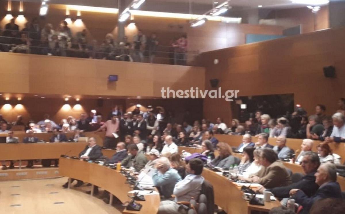 Θεσσαλονίκη: Ένταση και συνθήματα για το μετρό στο δημοτικό συμβούλιο