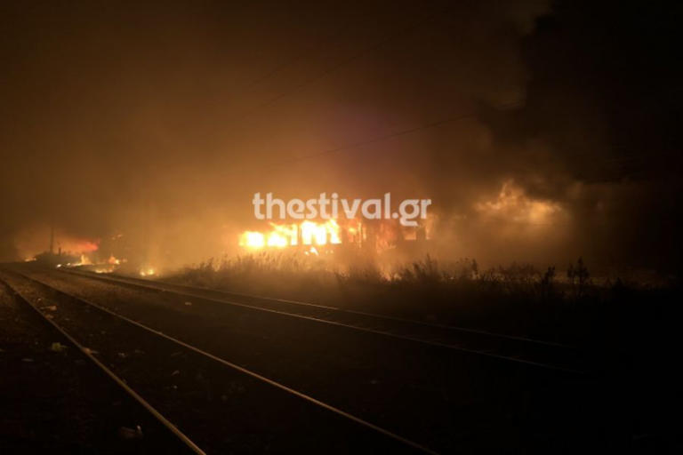 Θεσσαλονίκη: Εικόνες που καθηλώνουν από τη φωτιά σε εγκαταλελειμμένα βαγόνια του ΟΣΕ – Η αποκατάσταση της βλάβης – video