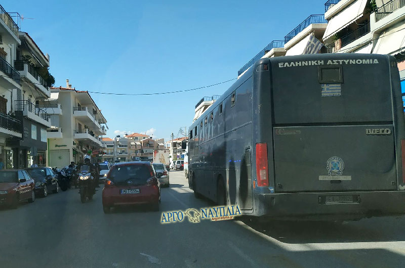 Ναύπλιο: Λεωφορείο της αστυνομίας γεμάτο κρατούμενους έμεινε στη μέση του δρόμου – Ο οδηγός κατάλαβε ότι κάτι δεν πάει καλά [pics]