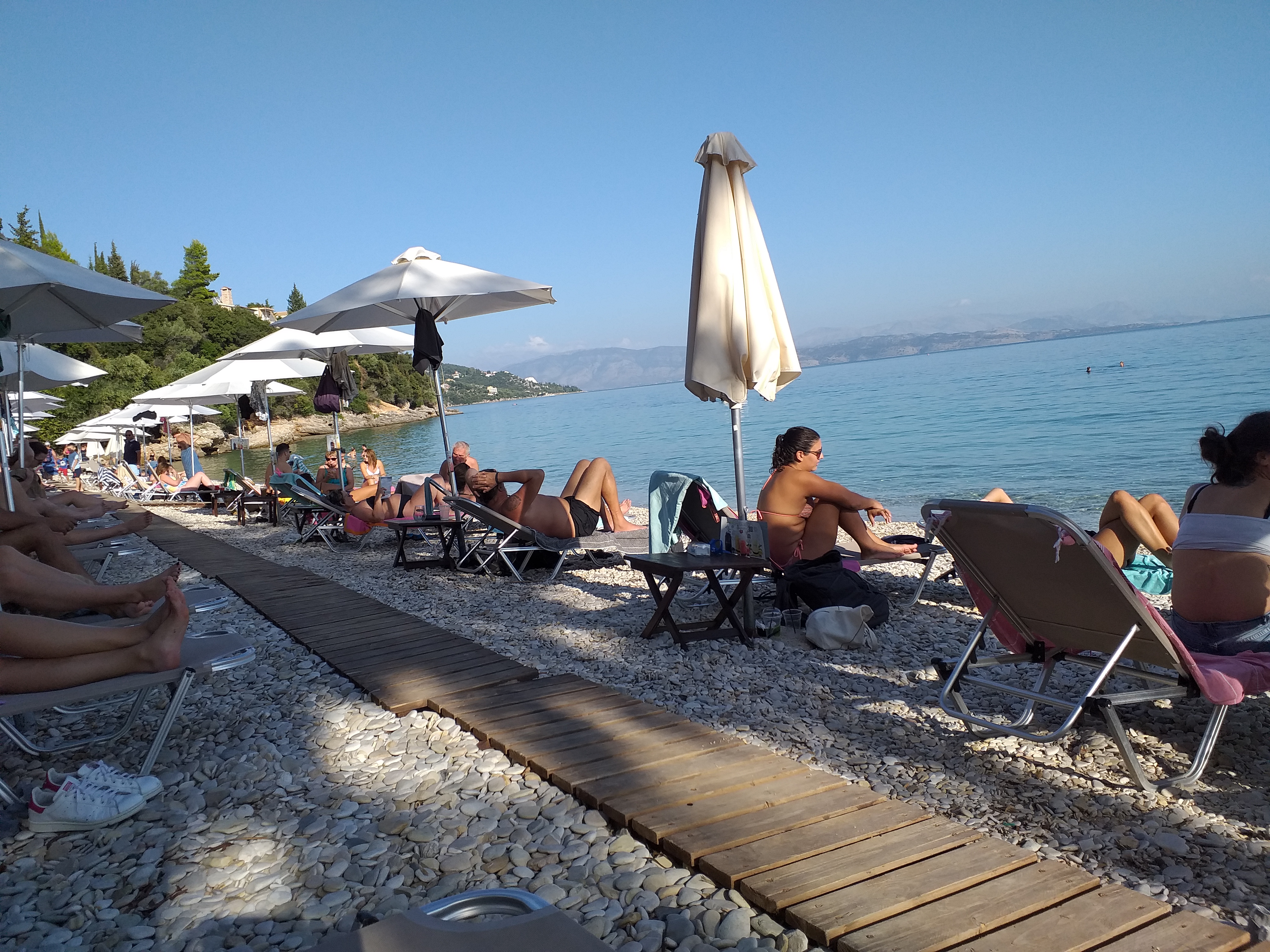 Κέρκυρα: Δεν πέφτει καρφίτσα στις παραλίες – Αυγουστιάτικος ο φετινός Οκτώβρης στο νησί [pic]