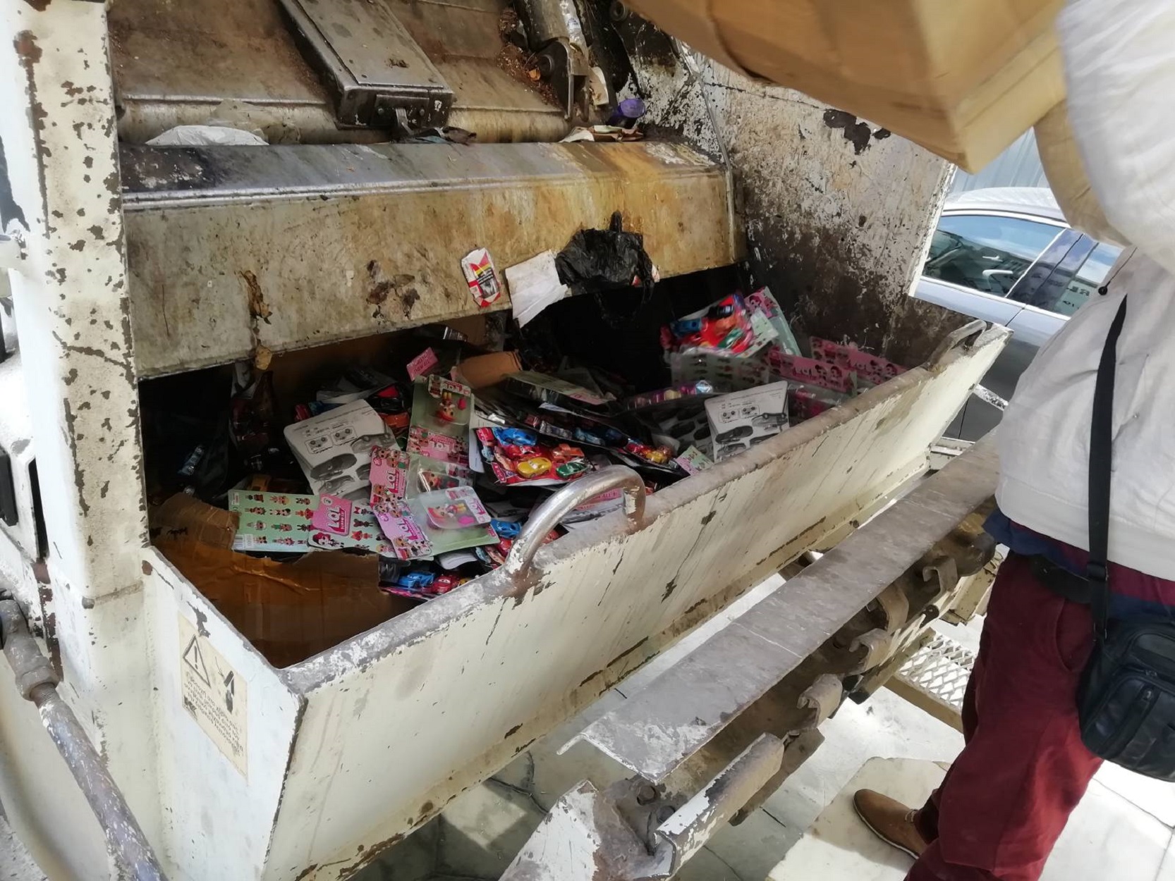 Παράνομη αποθήκη παιχνιδιών εντοπίστηκε στο Ρέντη! Κατασχέθηκαν και καταστράφηκαν τα παιχνίδια