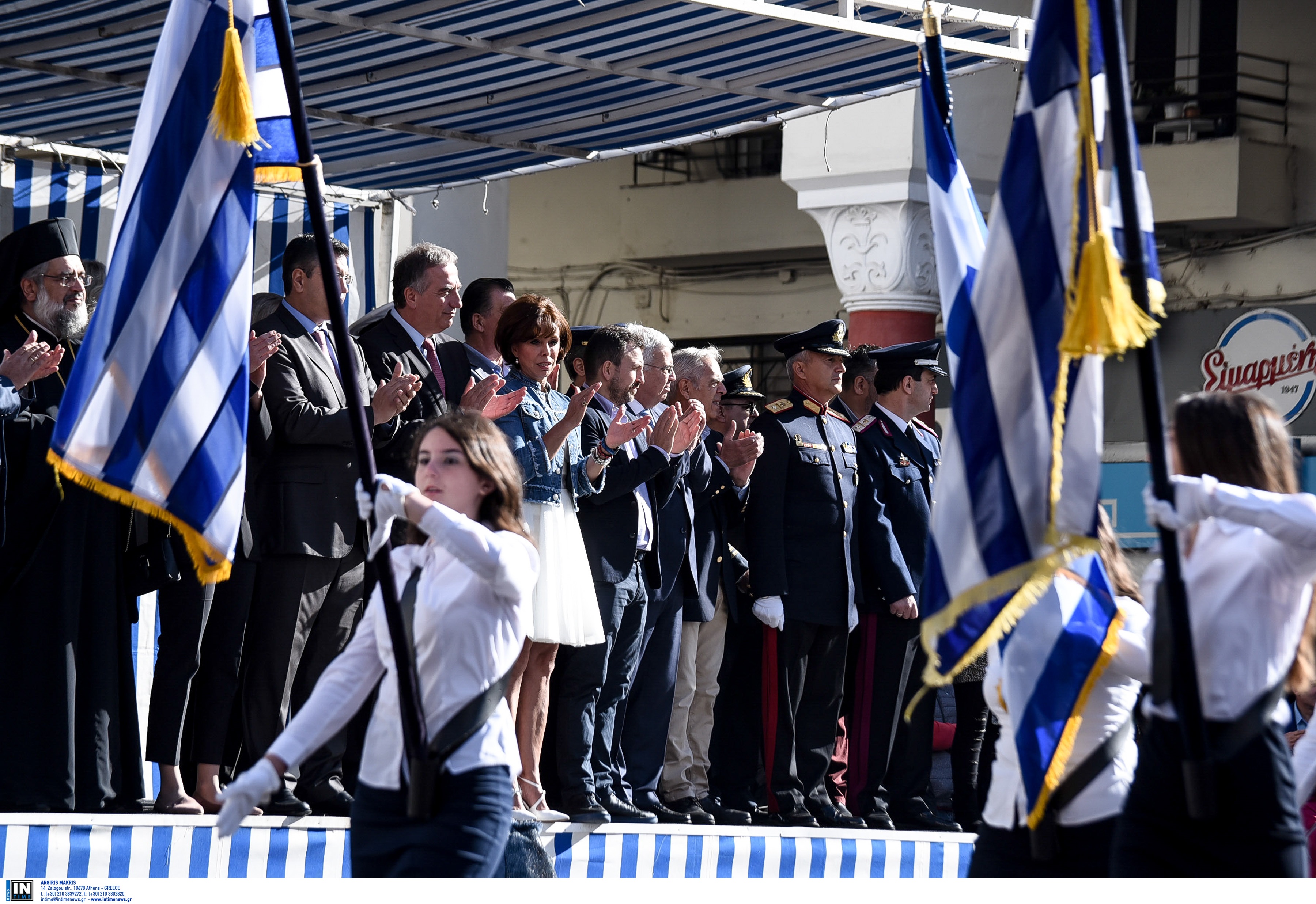 Οι άριστοι θα κρατούν τη σημαία στις παρελάσεις – Στη Βουλή η ρύθμιση