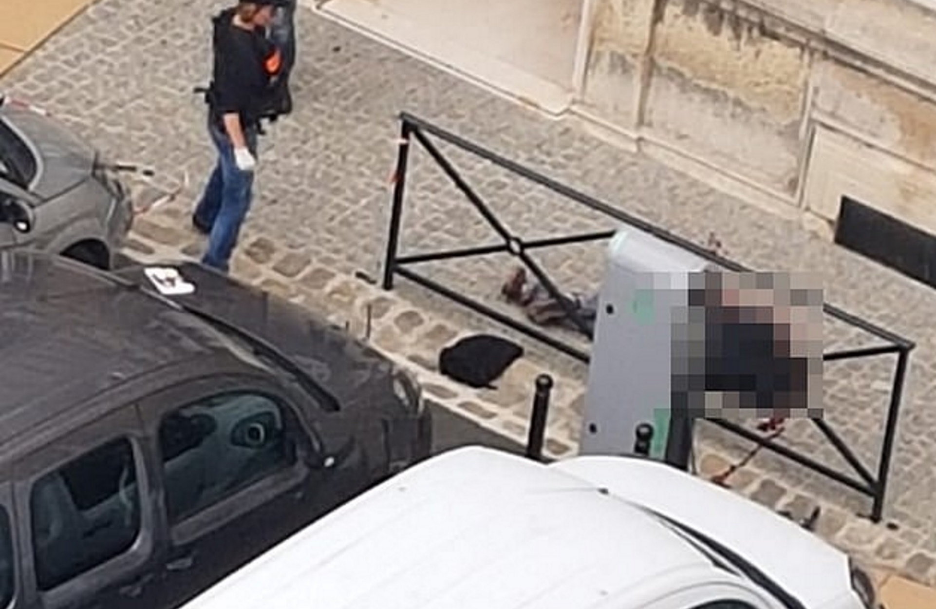 Παρίσι: Εικόνα – σοκ με τον δράστη νεκρό! Πρόσφατα είχε ασπαστεί το Ισλάμ!