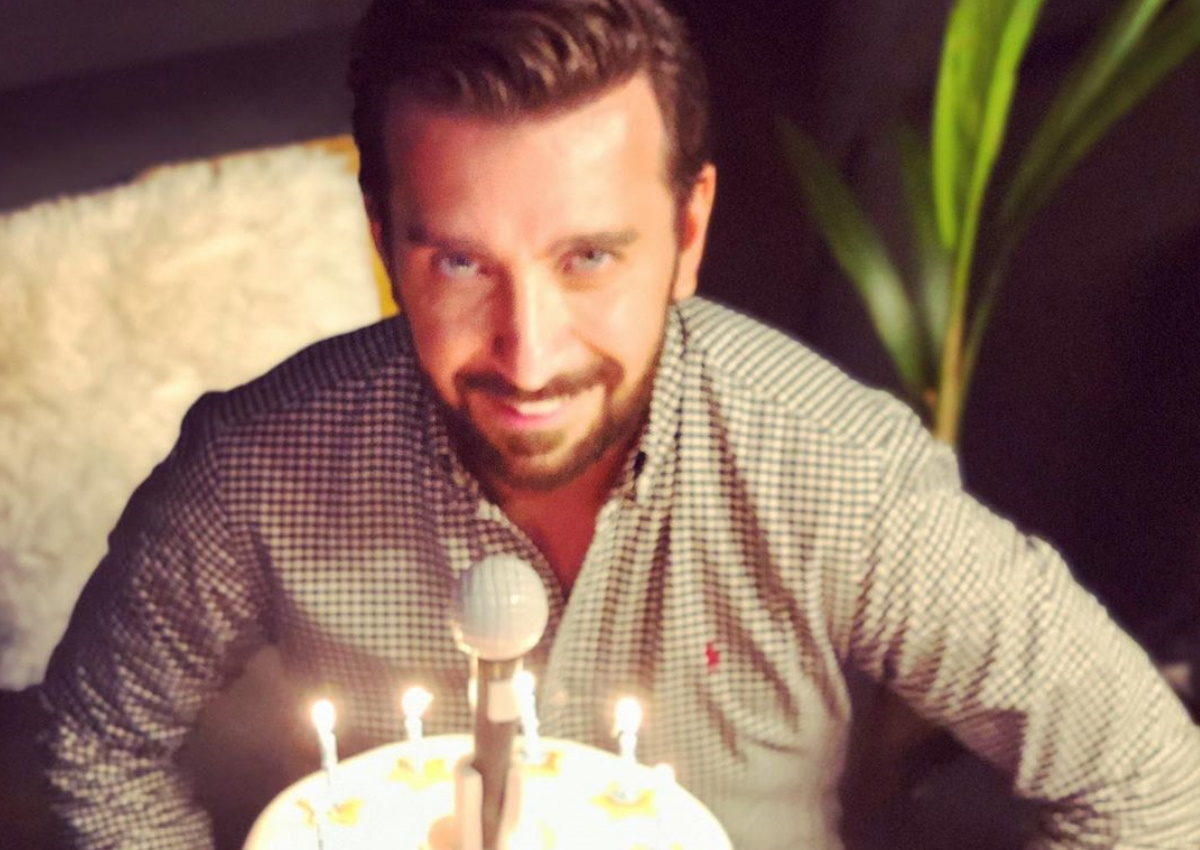 Γενέθλια για τον Θάνο Πετρέλη: H τούρτα υπερπαραγωγή που έσβησε ο τραγουδιστής [pics,video]