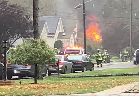 Αεροπλάνο τύπου Τσέσνα έπεσε πάνω σε σπίτι και τυλίχθηκε στις φλόγες