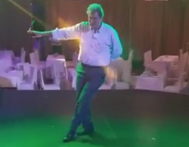 Ηράκλειο: Ο Παύλος Πολάκης ανάβει τσιγάρο και χορεύει το αγαπημένο του ζεϊμπέκικο – video