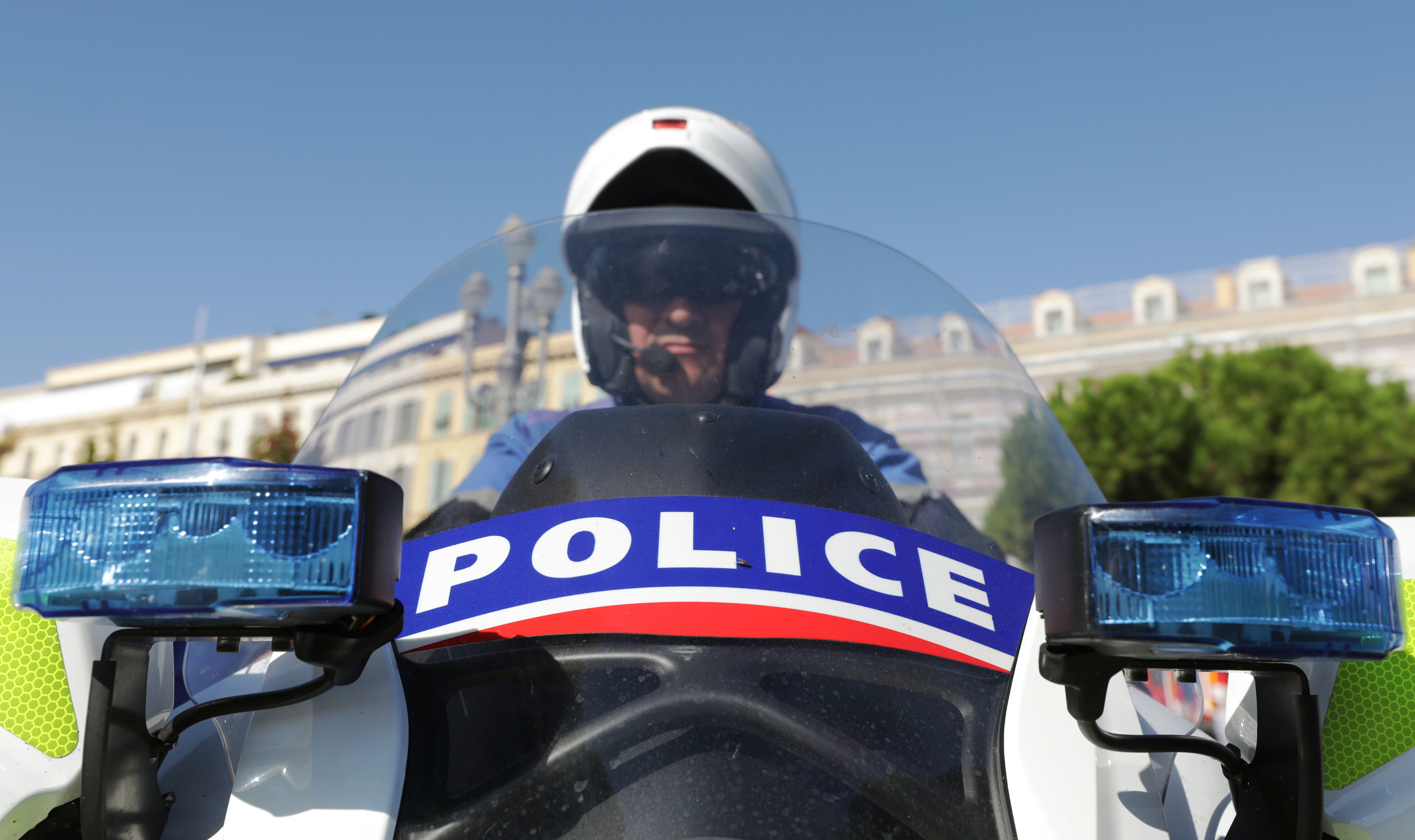 Συναγερμός στη Γαλλία! Άνδρας ταμπουρωμένος σε μουσείο – «Θα γίνει κόλαση!»
