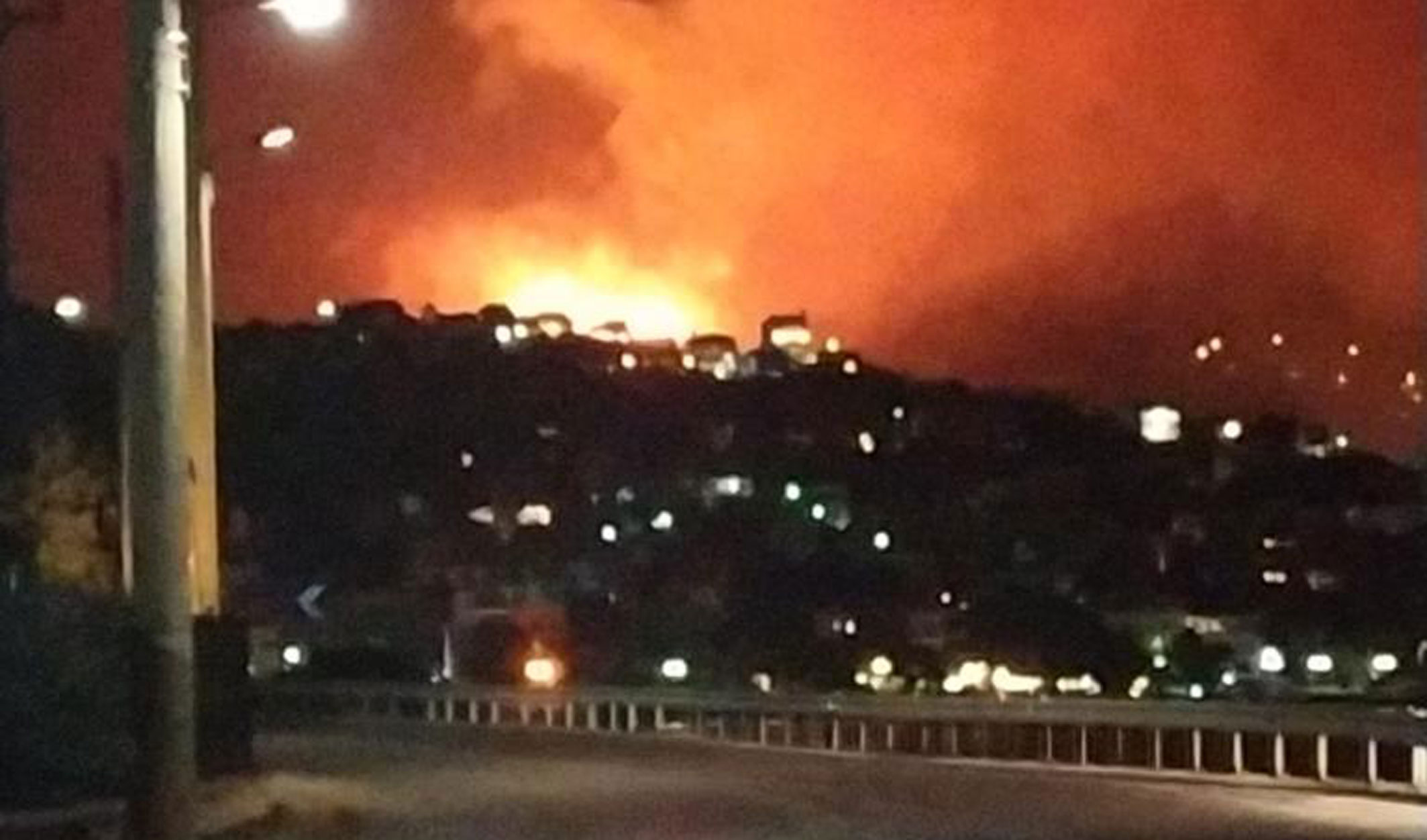 Φωτιά στο Πόρτο Ράφτη: Υπό έλεγχο η πυρκαγιά – Νύχτα εφιάλτης για τους κατοίκους