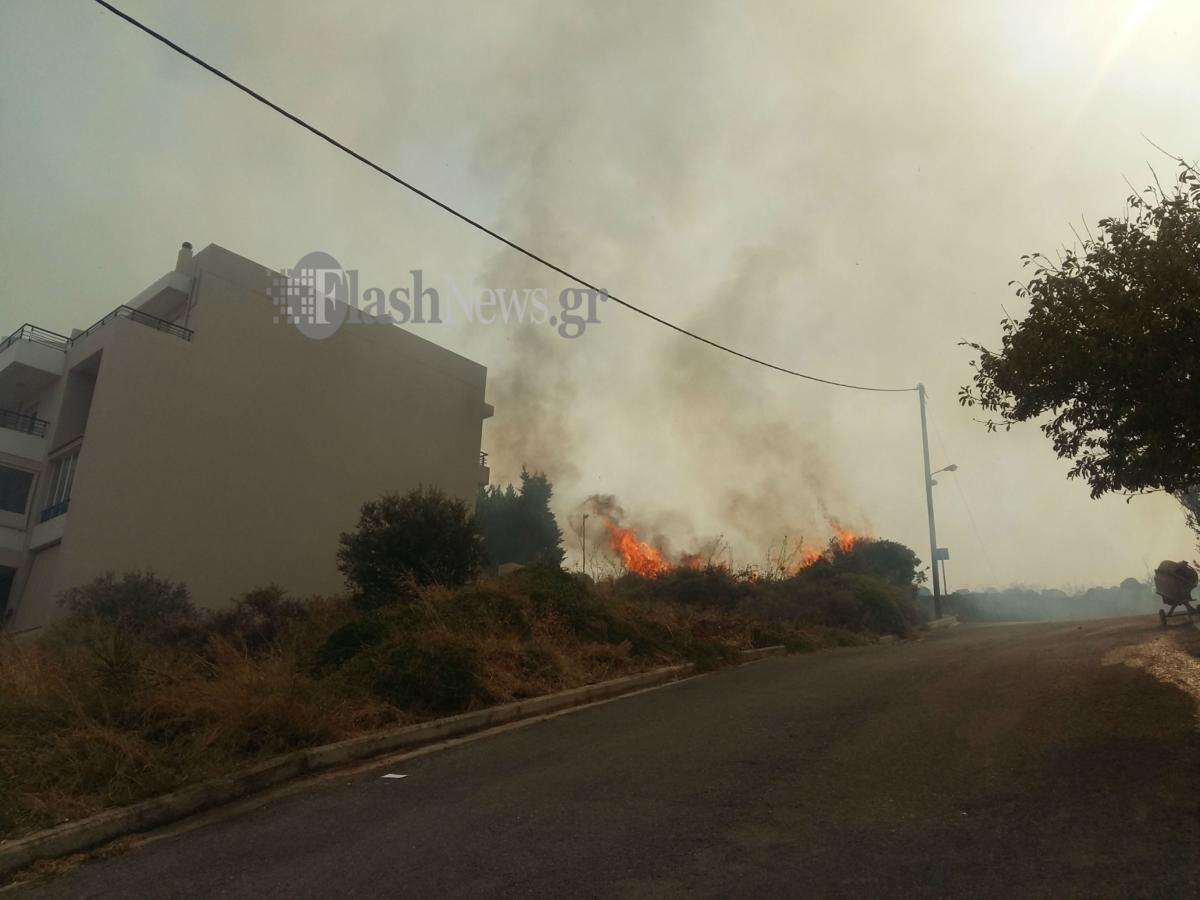 Κρήτη: Ουρές αυτοκινήτων στην εθνική λόγω φωτιάς [pics]