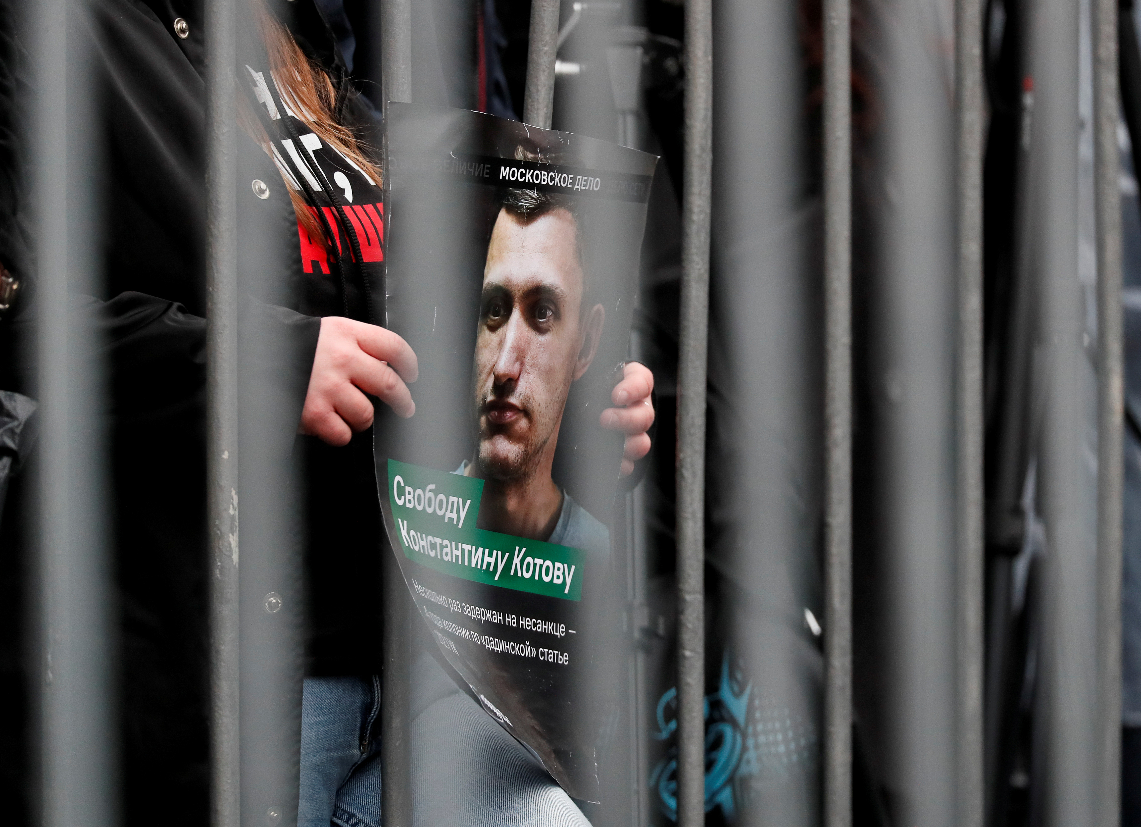 Ρωσία: Συνελήφθησαν τέσσερα άτομα για βιαιοπραγίες σε βάρος αστυνομικών σε διαδηλώσεις