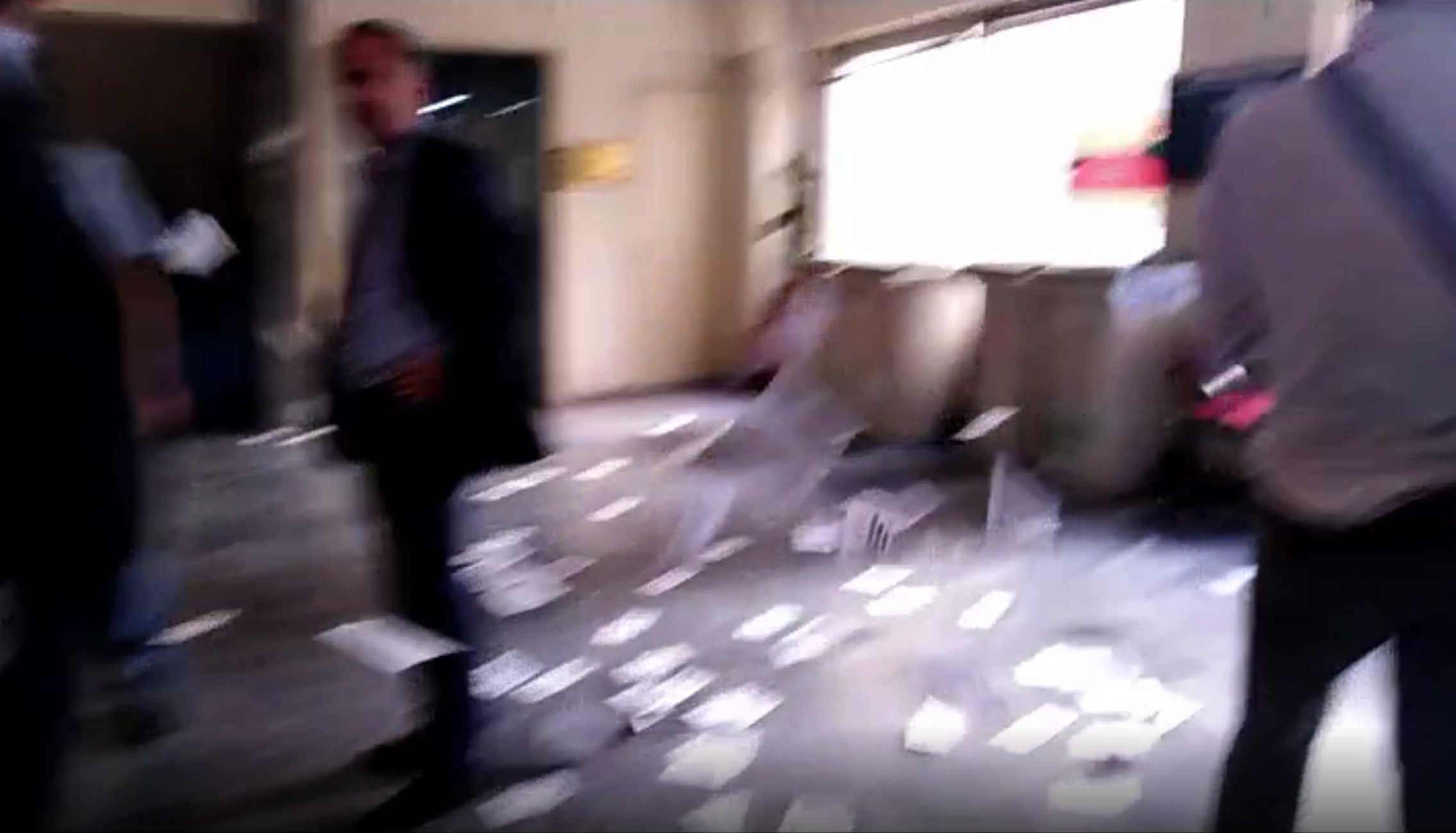 Βίντεο από την εισβολή του Ρουβίκωνα στο υπουργείο Εργασίας – Έξι προσαγωγές