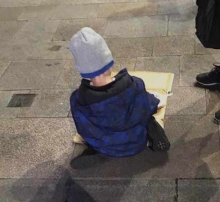 Φωτογραφία γροθιά στο στομάχι - 5χρονο παιδί τρώει το βραδινό του σε ένα χαρτόνι στον δρόμο