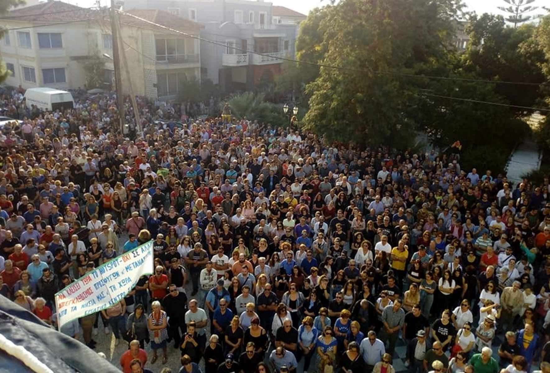 “Δεν αντέχουμε άλλο φορτίο”! Στους δρόμους οι κάτοικοι της Σάμου για το μεταναστευτικό