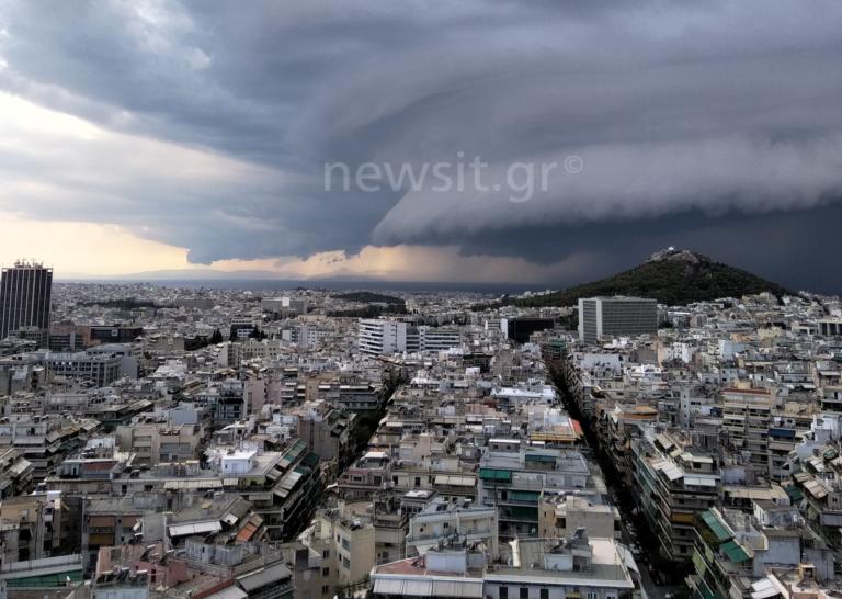 Shelf cloud: Συγκλονιστικές εικόνες από το… παράξενο σύννεφο που «σκέπασε» την Αττική!