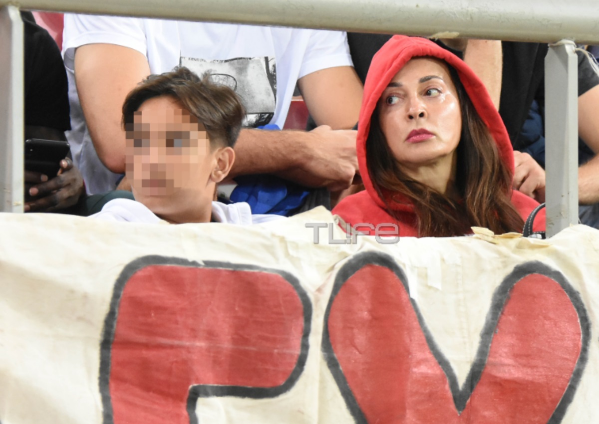 Σπάνια εμφάνιση για την Βίκυ Σταμάτη με τον γιο της στις εξέδρες του γηπέδου! [pics]