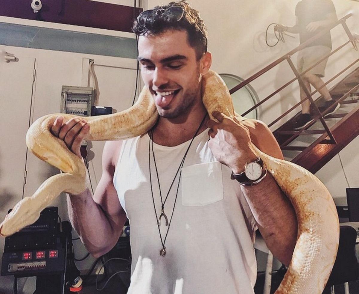 GNTM: Ποιος είναι ο κούκλος Στέφανος που βοήθησε τα μοντέλα στην φωτογράφιση με τα φίδια