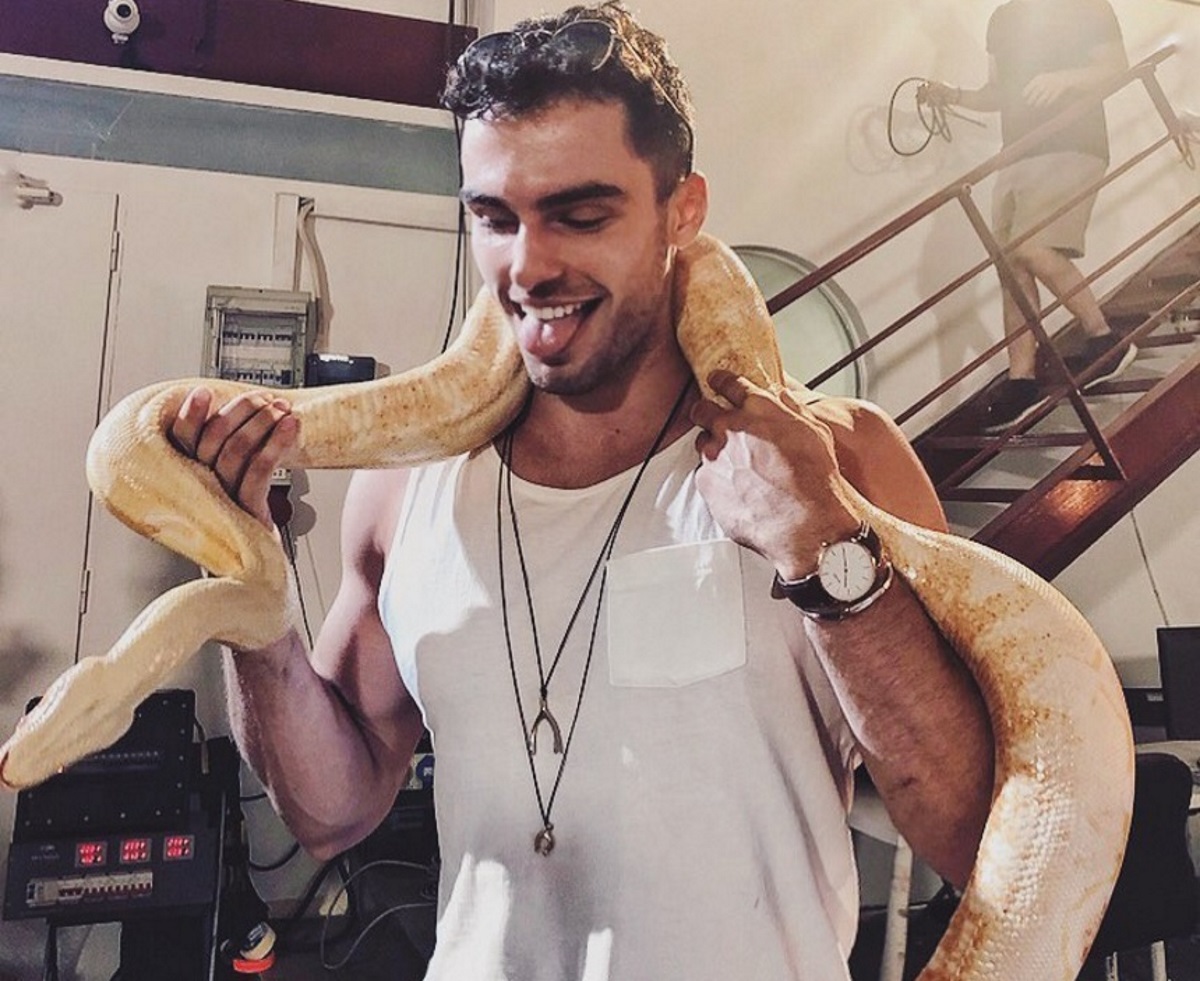 GNTM: Ποιος είναι ο κούκλος Στέφανος που βοήθησε τα μοντέλα στην φωτογράφιση με τα φίδια