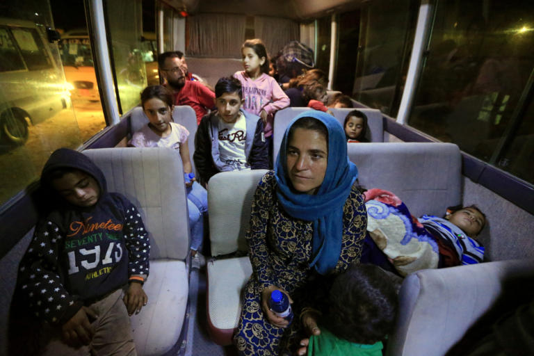 Ξανά στην πατρίδα! Περίπου 70 Σύροι πρόσφυγες επέστρεψαν από την Τουρκία στην πόλη Ρας αλ Άιν