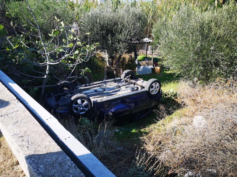 Σύρος: Έβαλε λάθος ταχύτητα και το αυτοκίνητο έπεσε σε χωράφι – Το μεγάλο λάθος της οδηγού [pics]