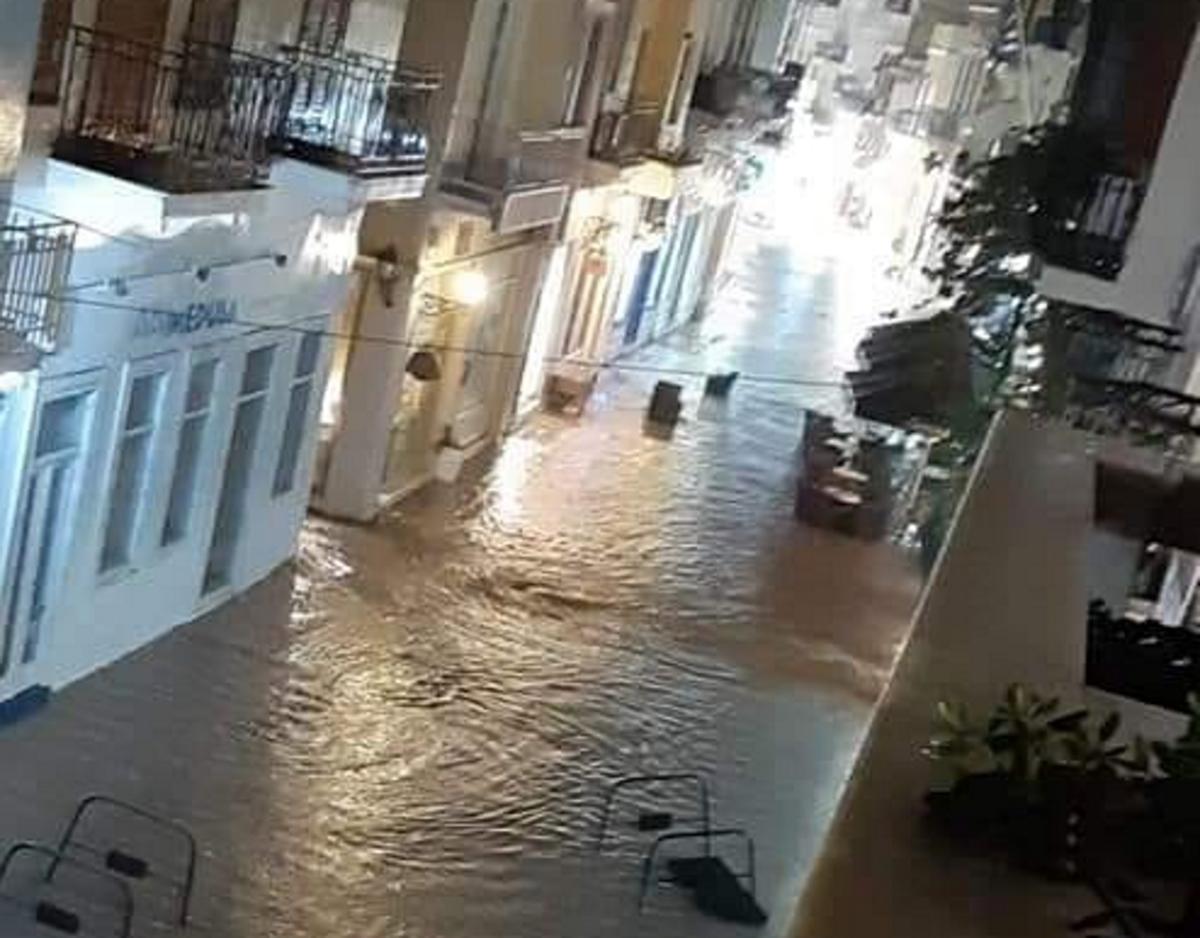 Σύρος: Η νύχτα που η Ερμούπολη έγινε Βενετία – Εικόνες που προβληματίζουν μετά από λίγα λεπτά βροχής – video