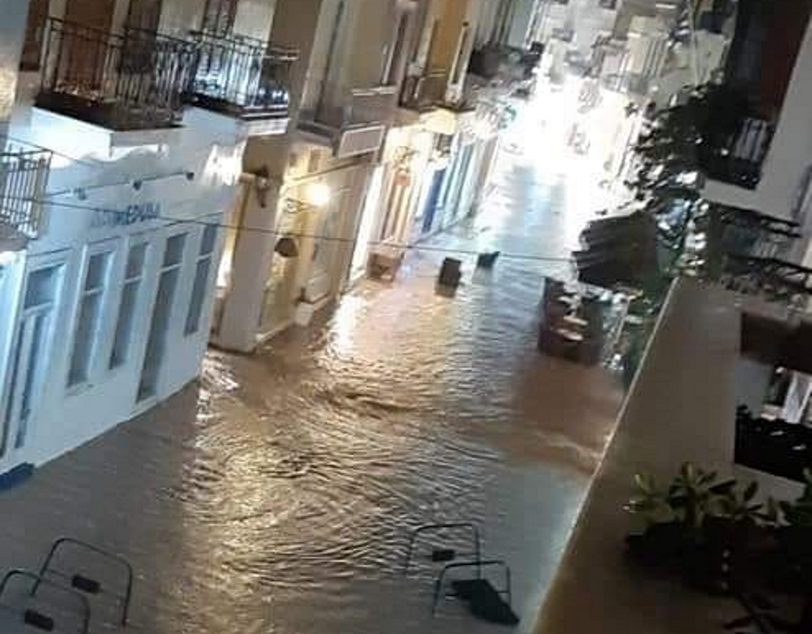 Σύρος: Η νύχτα που η Ερμούπολη έγινε Βενετία – Εικόνες που προβληματίζουν μετά από λίγα λεπτά βροχής – video