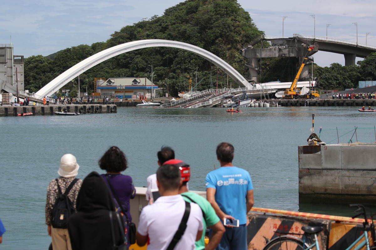 Ταϊβάν: Σοκάρουν οι εικόνες από την γέφυρα που έπεσε πάνω σε πλοία – video
